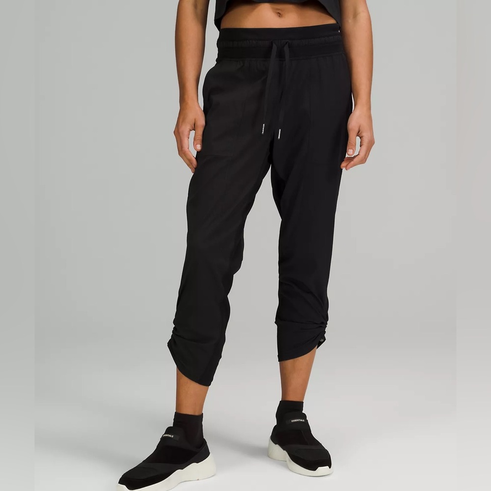 NWT Lululemon dance studio crop ll unlined